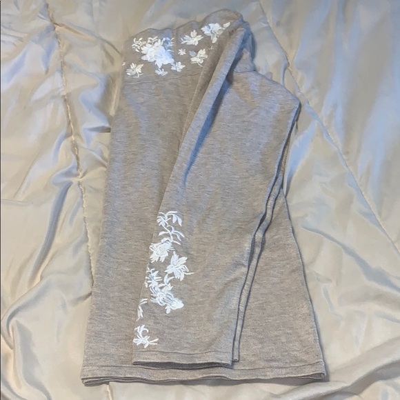 📢2 for $10 EUC INC Embroidered Tan Sweater - Picture 4 of 6